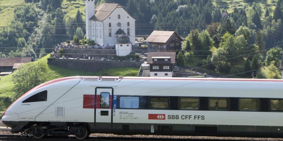 Sollen entschädigt werden: Pendler zwischen dem Tessin und der Deutschschweiz werden das Kirchlein von Wassen bis Ende des Jahres zur Genüge zu sehen bekommen.