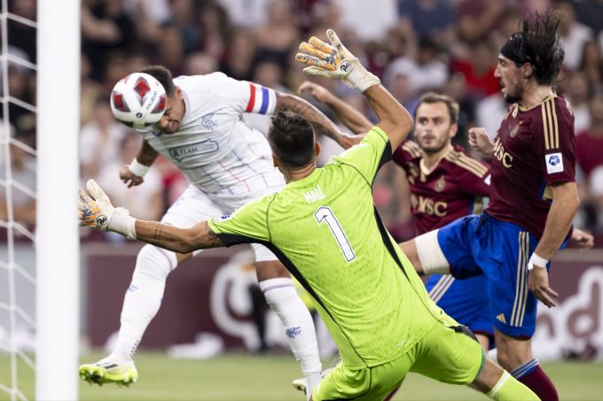 James Tavernier (Rangers) trifft zum 1:1-Ausgleich gegen Servette in der Qualifikation zur Champions League. Servette Rangers Champions League