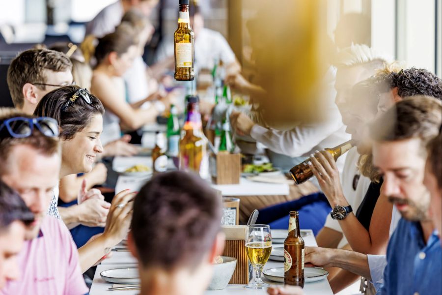 Moretti auf dem Tisch und als Deko in der Luft.