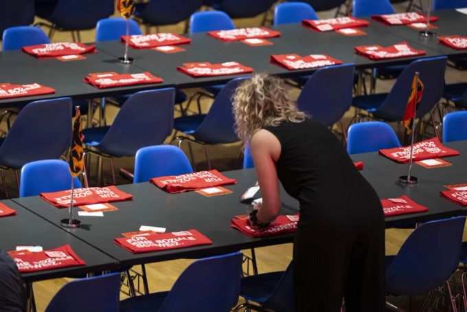 Ewig das Gleiche: Eine Frau verteilt Unterlagen am Parteitag der SP Schweiz, am Samstag, 26. August 2023, in Biel. SP Wahlen 2023