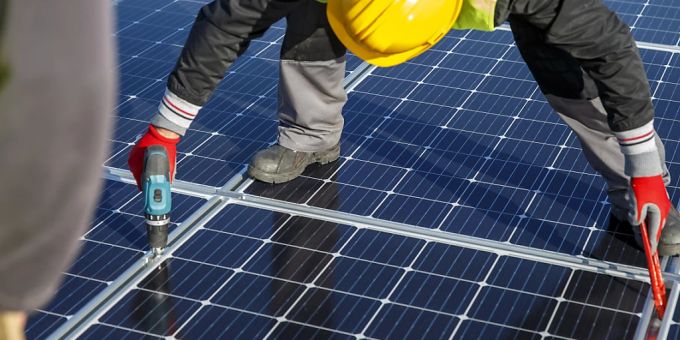 Das Baselbieter Kantonsgericht lehnt die Beschwerde der SVP weitgehend ab. (Themenbild) Neue grosse Gebäude sollen nach dem Willen des Parlaments mit Solarpanels ausgestattet werden. (Themenbild)