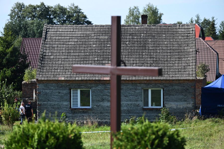 In einem Haus im polnischen Czerniki hat die Polizei die Leichen von drei Neugeborenen gefunden.