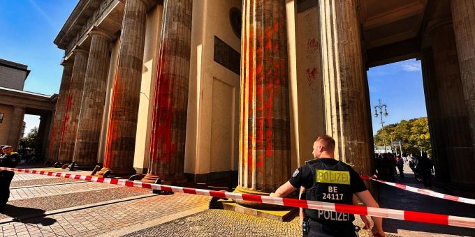 Mitglieder der Klimaschutzgruppe Letzte Generation haben das Brandenburger Tor mit oranger Farbe angesprüht. Brandenburger Tor