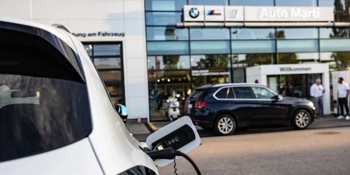 Ein BMW-Elektrofahrzeug bei der Auto Marti.