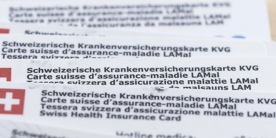 Die Krankenkassenprämien dürften 2024 erneut überdurchschnittlich steigen: Versicherungskarten diverser Versicherer. (Symbolbild)