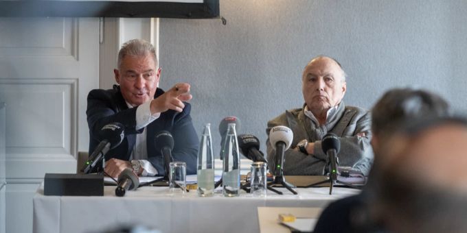 Sacha Wigdorovits (l.) und Bernhard Alpstaeg äussern sich an einer Medienkonferenz im März 2023 zur Lage rund um den FC Luzern. FC luzern