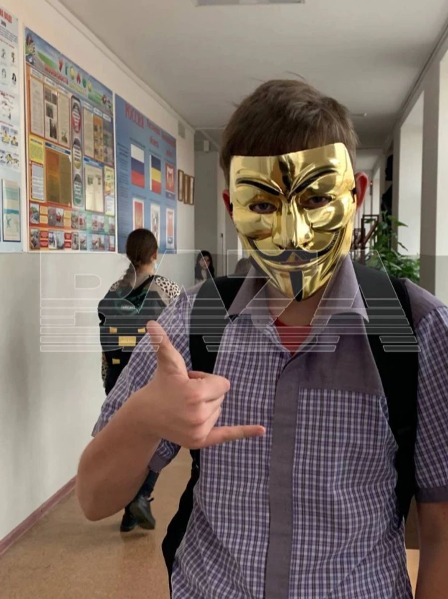 Die Maske von Grigory Belyaev erinnert stark an die Hacker-Gruppe Anonymous.