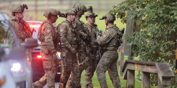 Die Polizei des US-Bundesstaates Pennsylvania durchsucht den Wald und einen Bach in der Gemeinde Pennsbury nach dem entkommenen Häftling. Die Polizei des US-Bundesstaates Pennsylvania durchsucht den Wald und einen Bach in der Gemeinde Pennsbury nach dem entkommenen Häftling.