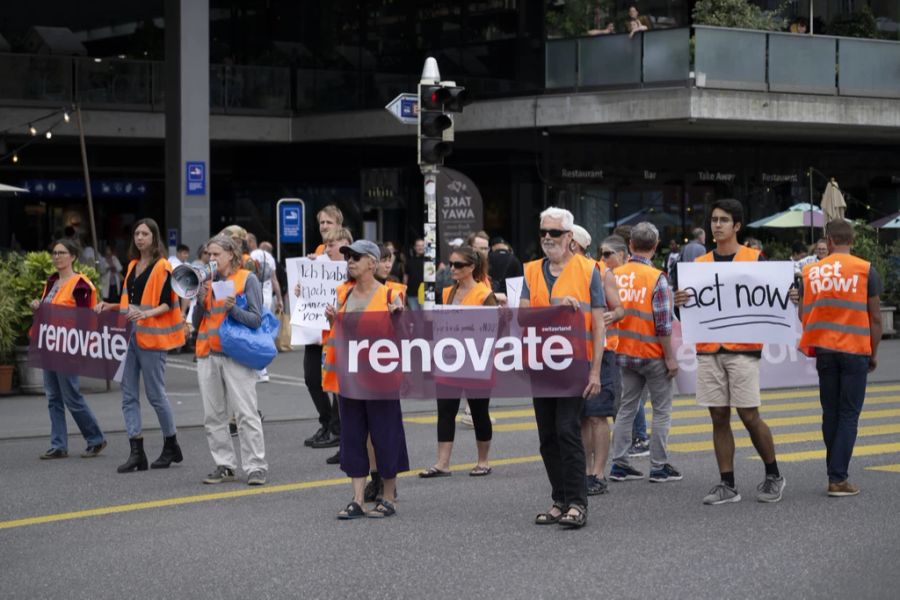 Selina Lerch von Renovate Switzerland erklärt: «Die langsamen Märsche ermöglichen mehr Partizipation der Bevölkerung, da die rechtlichen Risiken sowie die Spannung mit dem Publikum niedriger