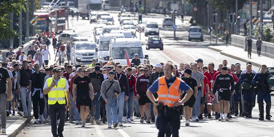 Anhänger von RB Leipzig auf dem Weg ins Berner Wankdorfstadion.