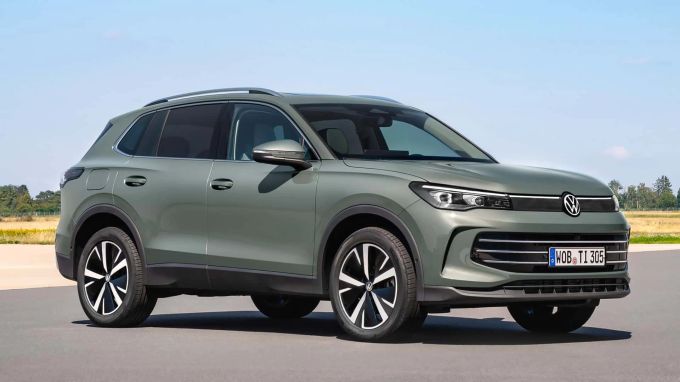 Die zivile Variante des VW Tiguan erinnert nicht nur optisch stark an den neuen Passat – auch technisch übernimmt das SUV viel von der Oberklasse-Limousine 2024 VW Tiguan eHybrid