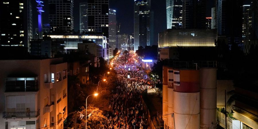 Israelis protestieren in Tel Aviv gegen die Pläne der Netanjahu-Regierung.