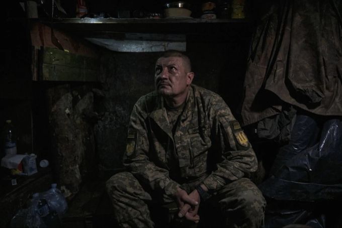 Ein ukrainischer Soldat sitzt in einem Unterstand an der Frontlinie in der Nähe von Bakhmut am 30. August 2023. ukraine-krieg