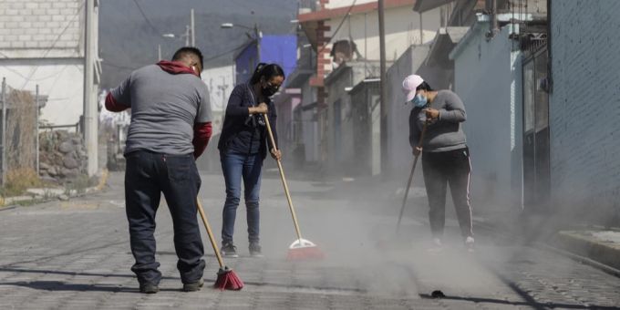 Bewohner des mexikanischen Bundesstaats Puebla wischen die Asche des Vulkans Popocatépetl weg. Popocatépetl