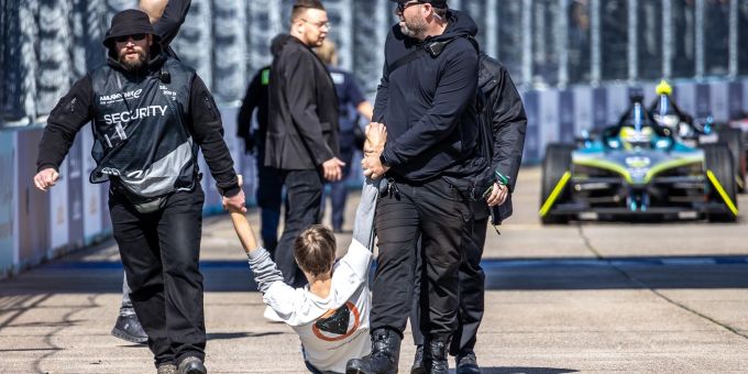 Beim Berlin E-Prix haben Klimaaktivisten mit ihrer Aktion den Start verzögert. Beim Berlin E-Prix haben Klimaaktivisten mit ihrer Aktion den Start verzögert.
