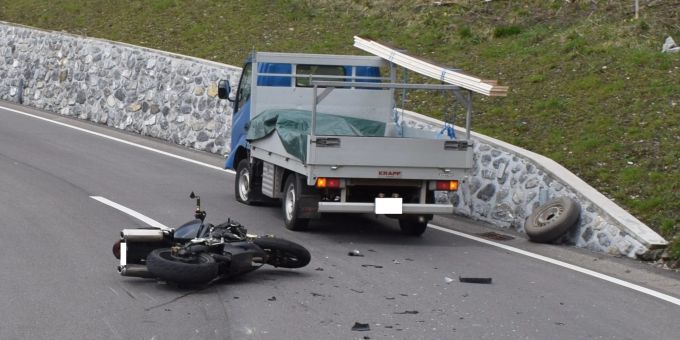 Urnäsch AR - Motorradfahrer (28) kollidiert mit Lieferwagen