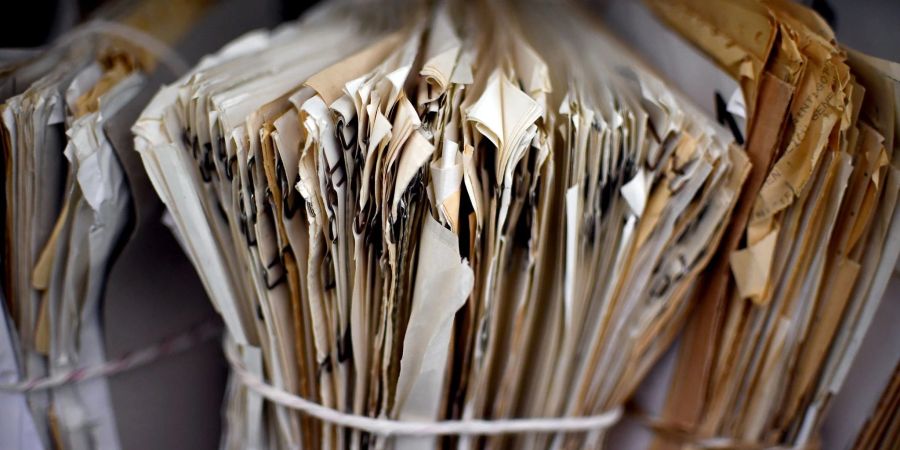 Akten im Archiv des Bundesbeauftragten für die Unterlagen der Staatssicherheit der ehemaligen DDR (BStU). Beschäftigte der Stasi hatten 1989 und 1990 in grossem Stil Akten des Geheimdienstes geschreddert.