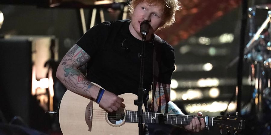 ARCHIV - Der Brite Ed Sheeran tritt während der Einführungszeremonie der Rock  Roll Hall of Fame 2022 im Microsoft Theater auf. Foto: Chris Pizzello/Invision/dpa