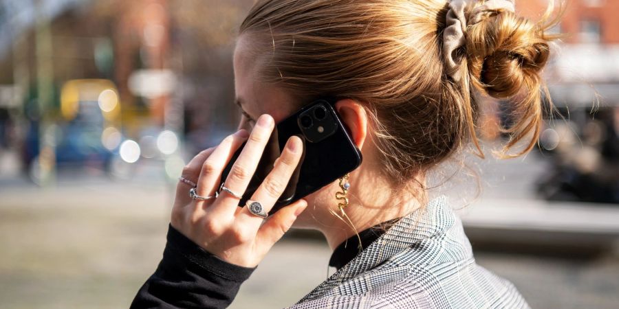 Auch unterwegs erreichbar: Jeder Dritte nutzt das private Smartphone auch für dienstliche Telefonate.