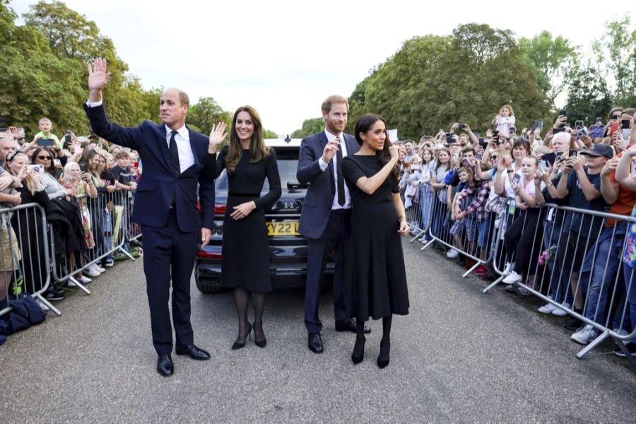 William, Kate, Harry und Meghan nach dem Tod der Queen vor Schloss Windsor.