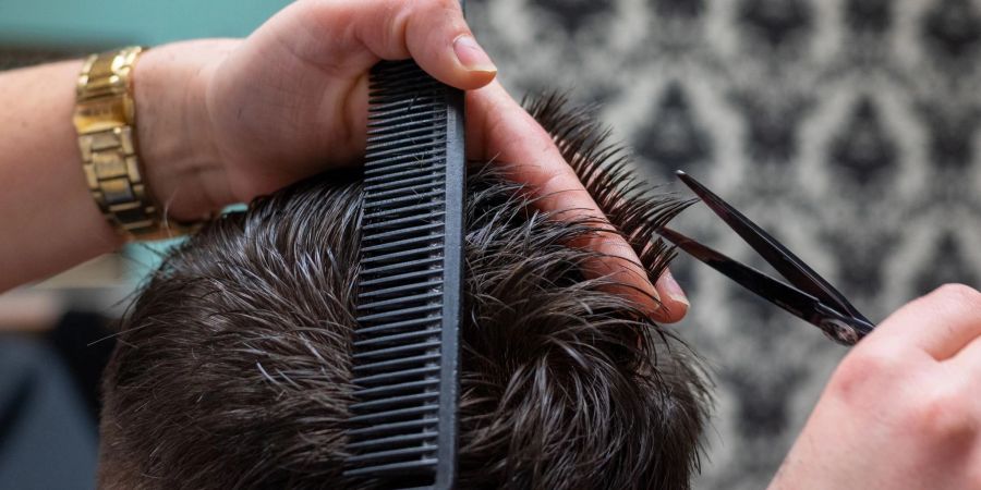 Immer mehr Männer wollen das Friseurhandwerk lernen.