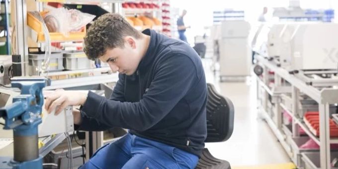 Immer weniger Jugendliche in der Schweiz und in Deutschland machen eine Lehre. Das macht die betroffenen Branchen nervös. lehrstelle