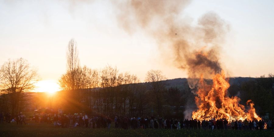 Versprüht Gemütlichkeit, aber eben auch Funken: das Osterfeuer. Wer gut versichert ist, braucht diese nicht zu fürchten.