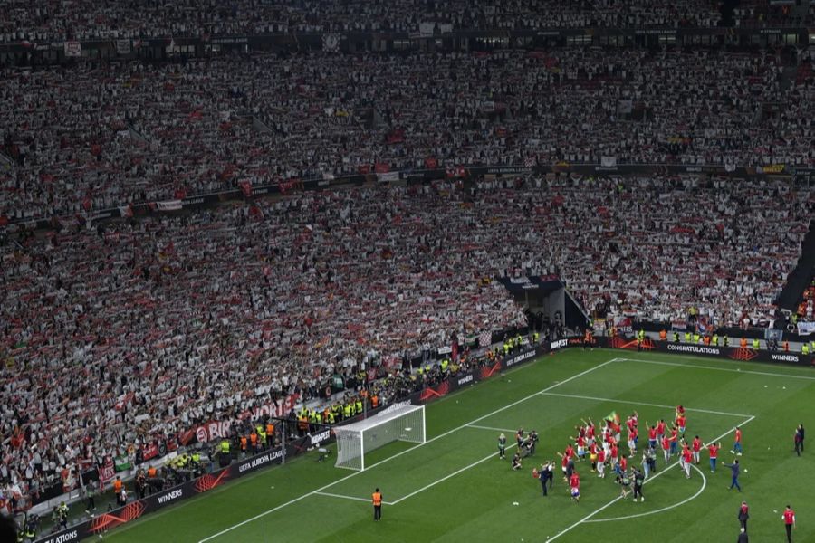 Der FC Sevilla feiert den Europa-League-Titel mit den mitgereisten Fans im Stadion in Budapest.