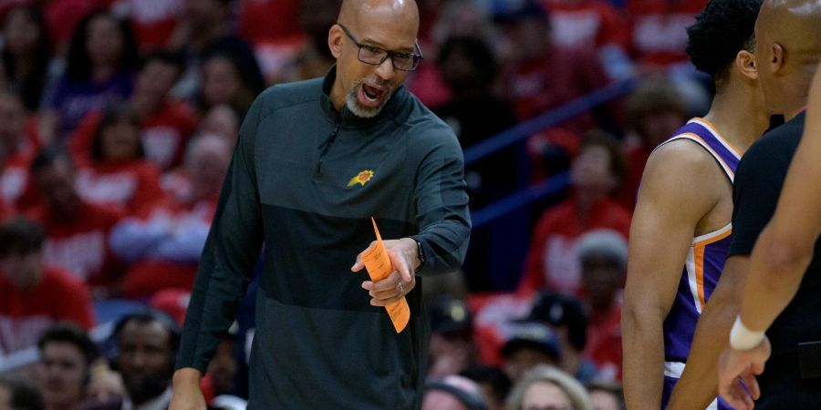 Monty Williams, damaliger Cheftrainer der Phoenix Suns, gestikuliert während eines Spiels.