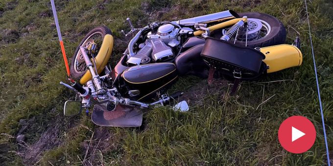 Hinwil ZH - Kollision zwischen zwei Töfffahrern fordert ein Todesopfer