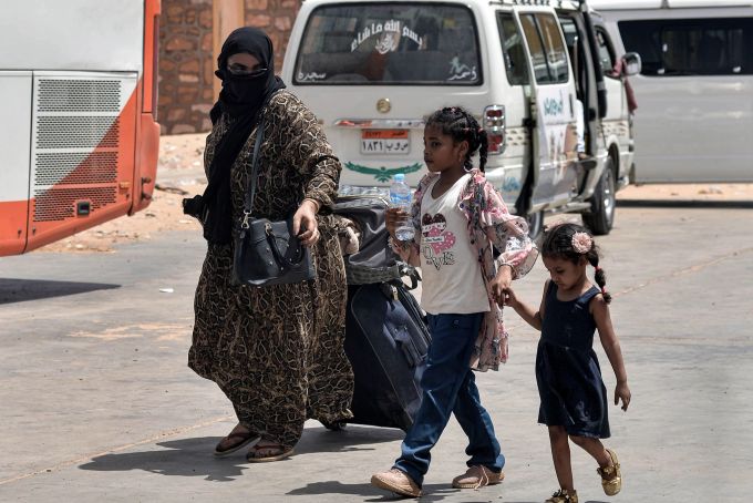 Sudanesische Flüchtlinge gelangen über den Grenzübergang von Argeen vom Sudan nach Ägypten. Konflikt im Sudan