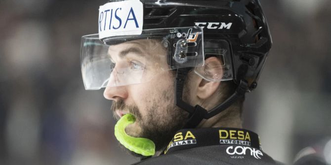 Eishockey-Spieler von HC Lugano Herburger mit Helm