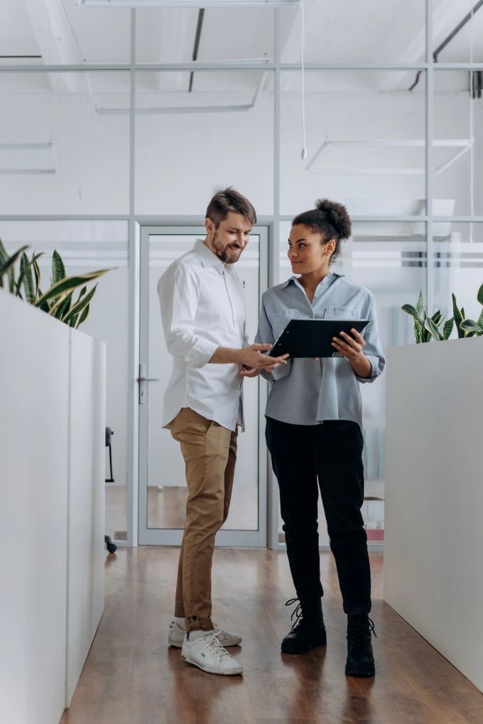 Trennen Sie berufliche und private Gespräche am Arbeitsplatz. Mann Frau im Büro