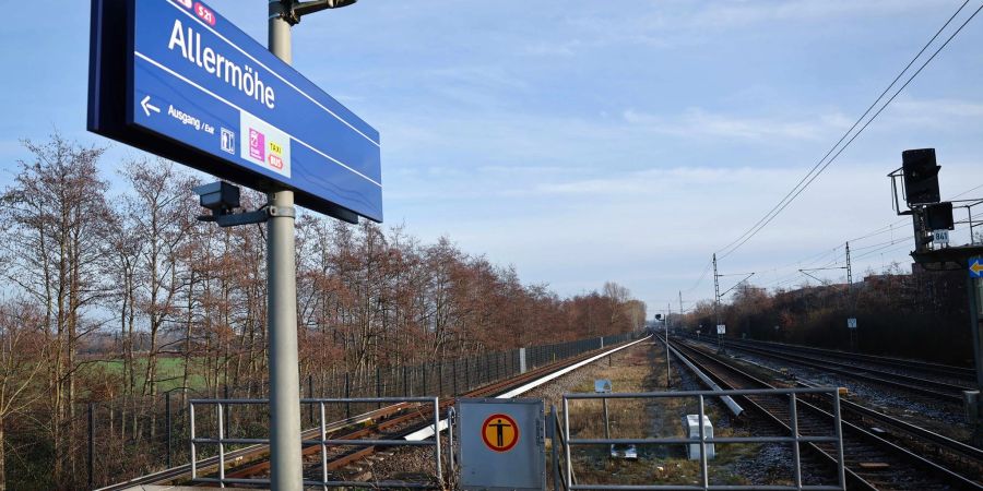 Ein Schild mit einem Pictogramm «Durchgang verboten» ist am Ende des Bahnsteigs auf dem S-Bahnhof Allermöhe zu sehen.