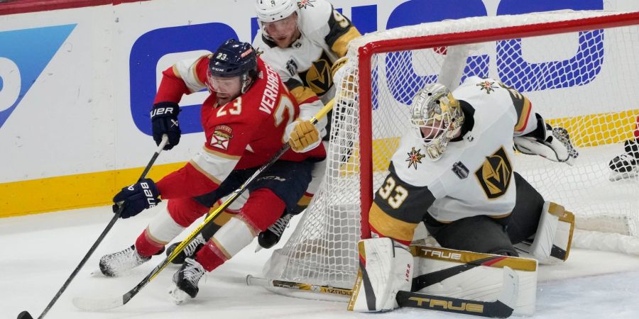 Der Center Jack Eichel (9) der Vegas Golden Knights verteidigt den Center Carter Verhaeghe (23) der Florida Panthers während Torwart Adin Hill (33) das Netz schützt.