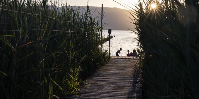 Im Hafen von Gletterens FR am Neuenburgersee ist es am Freitag zu einer Ölverschmutzung gekommen. (Archivbild) Gletterens