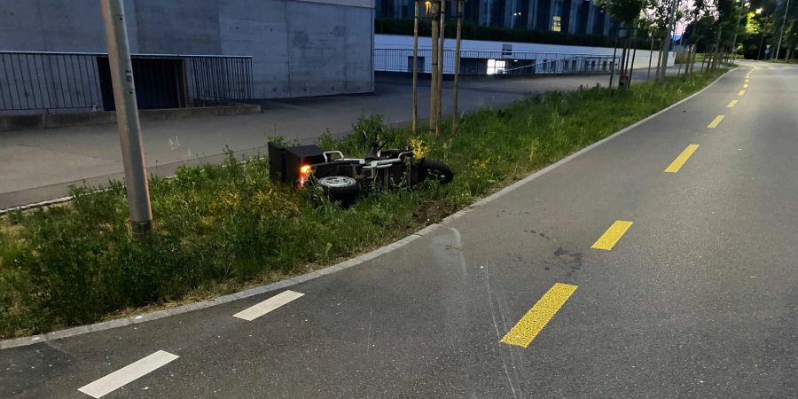 Zug: Fahrunfähiger Rollerfahrer