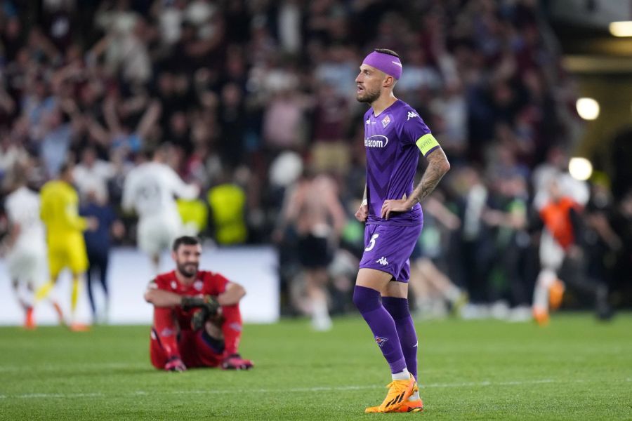 Schliesslich kann der Abwehrspieler weitermachen. Am Ende verliert die Fiorentina den Final knapp mit 1:2.