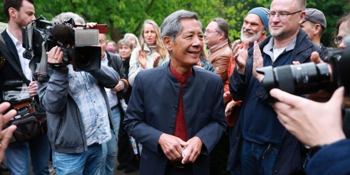 Wegen Volksverhetzung vor Gericht: Corona-Kritiker Sucharit Bhakdi (m). sucharit bhakdi prozress