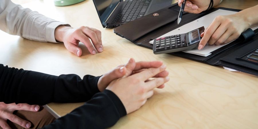 Beim Kauf eines Finanzprodukts zahlen Sparer oft eine Provision an den Berater. Eine Alternative ist die Honorarberatung. Hier bezahlt der Kunde für die Beratungsleistung an sich.