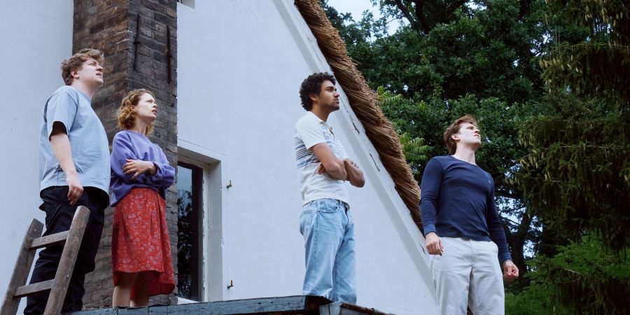 Leon (Thomas Schubert, l-r), Nadja (Paula Beer), Felix (Langston Uibel) und David (Enno Trebs) verbringen Zeit an der Ostsee.