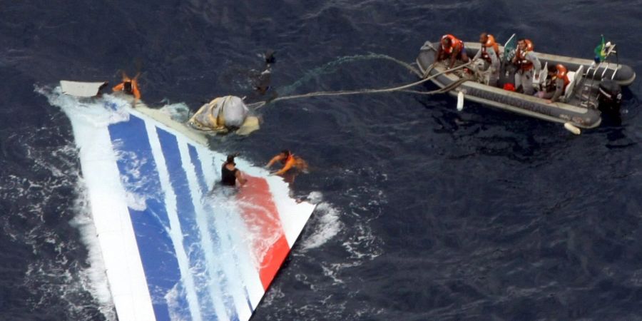 Im Atlantischen Ozean schwimmen Trümmerteile.