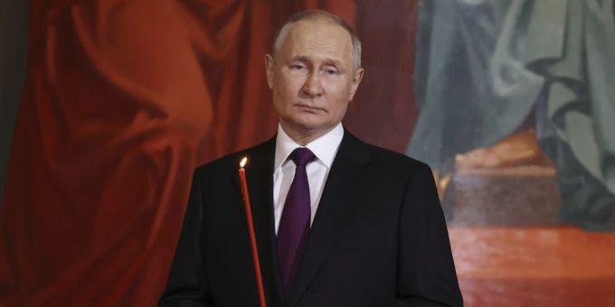 Wladimir Putin nimmt während des Ukraine-Kriegs an einem Oster-Gottesdienst teil. Ukraine Krieg