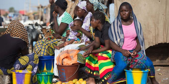 Menschen in Bamako, der Hauptstadt von Mali, auf einem Markt. Menschen in Bamako, der Hauptstadt von Mali, auf einem Markt.