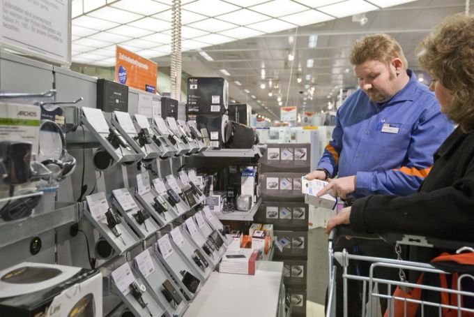 Ein Mitarbeiter von Melectronics berät eine Kundin. melectronics
