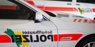 Beringen SH - Polizei sucht Zeugen von massiver Autobeschädigung