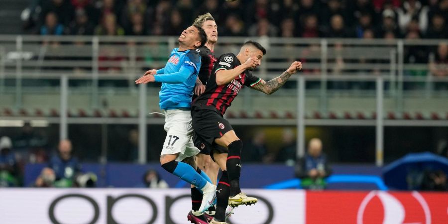 SSC Neapel verlor das Viertelfinalhinspiel gegen AC Mailand. Hier kämpft Mathias Olivera (l) kämpft mit Alexis Saelemaekers (AC Mailand) und Rade Krunic (r, AC Mailand) um den Ball.