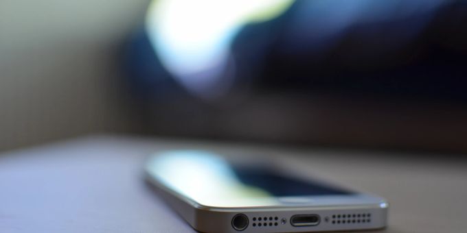 Im US-Bundesstaat Arizona versuchten Betrüger mit Hilfe von künstlicher Intelligenz eine Entführung vorzutäuschen. (Symbolbild) KI-Betrug: Ein Iphone ist zu sehen