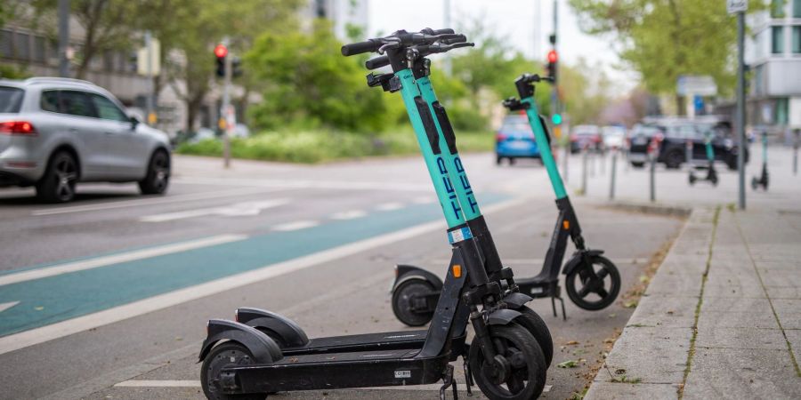 Sorgen für Diskussionen: E-Scooter in der Innenstadt.