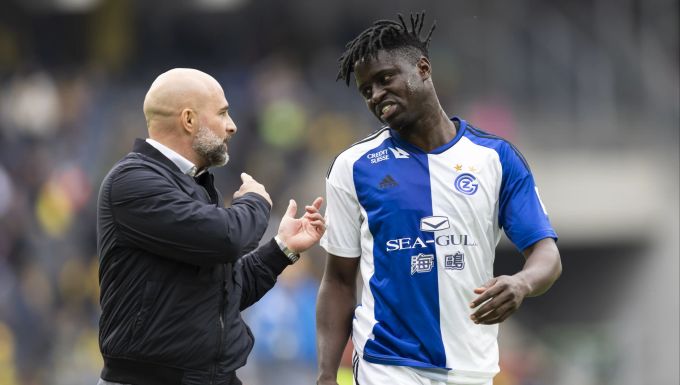 Giorgio Contini, Trainer von GC, gibt Eliseu Nadjack Anweisungen. GC